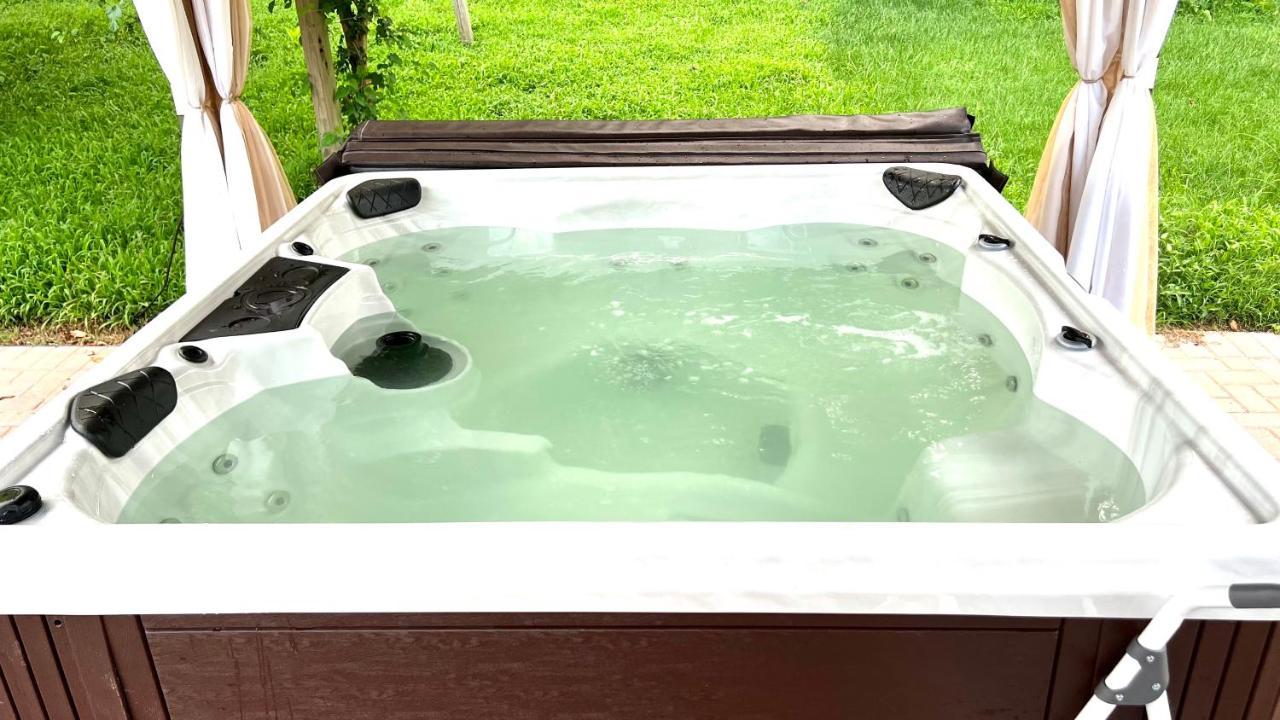 Sleep 10, Hot Tub, Massage Chair, Nintendo, Ping-Pong Table And 1 Acre Backyard! Villa Raleigh Esterno foto