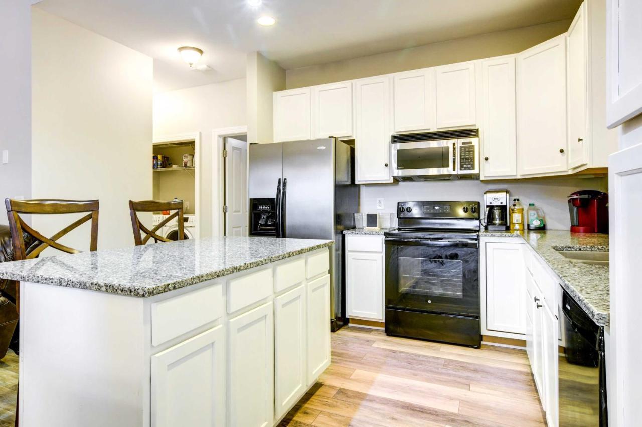 Sleep 10, Hot Tub, Massage Chair, Nintendo, Ping-Pong Table And 1 Acre Backyard! Villa Raleigh Esterno foto