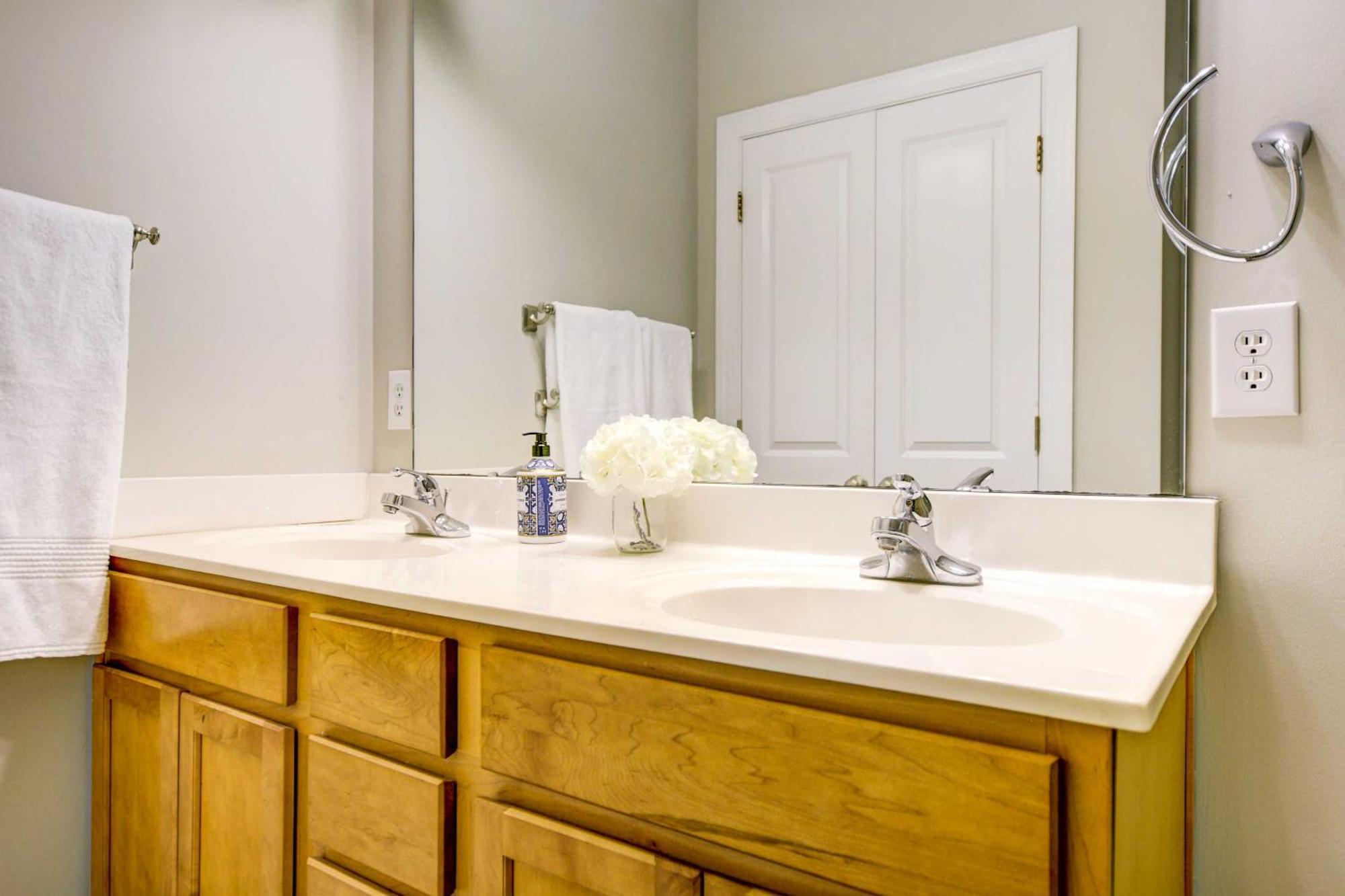Sleep 10, Hot Tub, Massage Chair, Nintendo, Ping-Pong Table And 1 Acre Backyard! Villa Raleigh Esterno foto